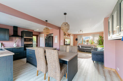 3 bed semi-detached house for sale