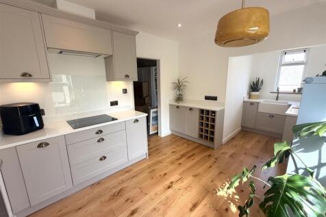 Kitchen 2.jpeg