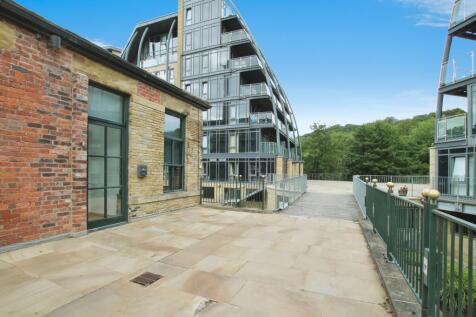 1-bed flat on Salts Mill Road, Shipley, BD17, £825/mo