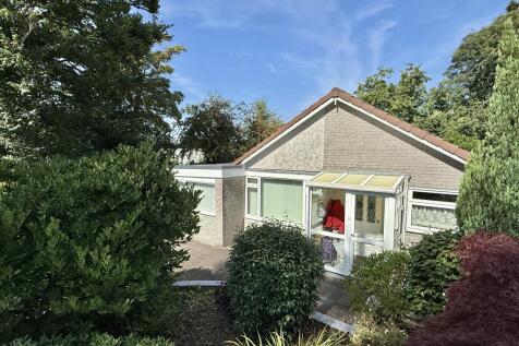 Private frontage from mature shrubs