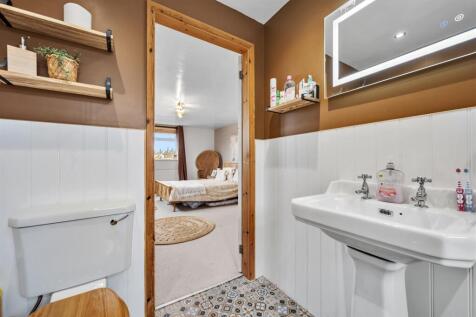 En-suite to Bedroom One.jpg