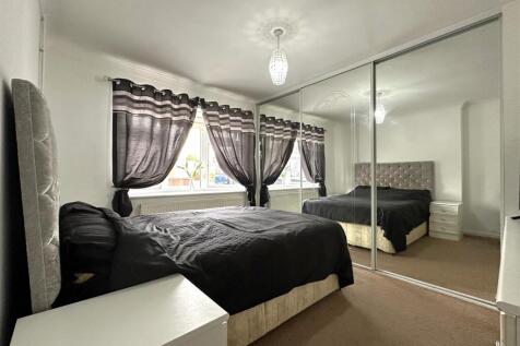 Master Bedroom With Fitted Wardrobes 356