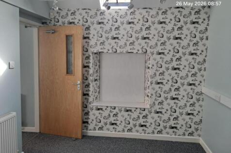 Retail Property (high street) to rent Image 8