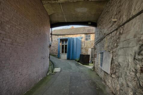 Archway to front of home.jpg