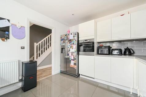 9 Monarch Way, BN43 (2).jpg