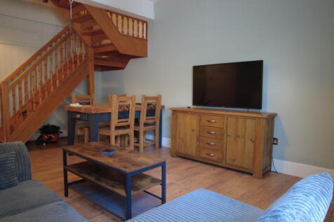 Prior St // 4 Bed & 2 Bath //  October 2027 photo 4