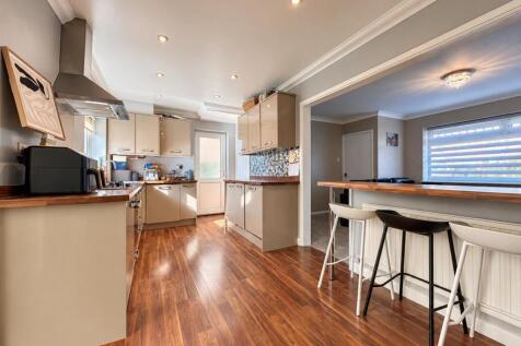 Spacious Dining Kitchen
