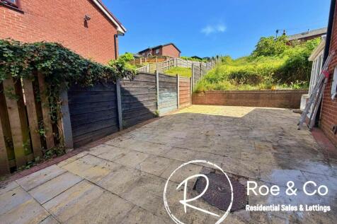 Side driveway/garden