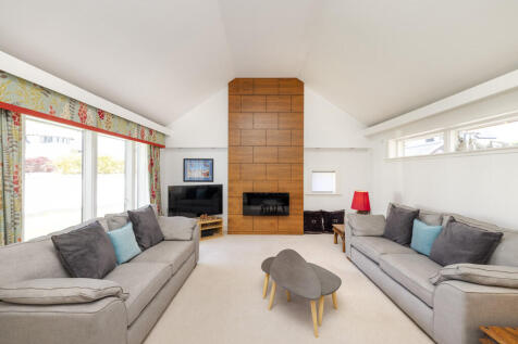 Sitting Room of 1 Brighouse Park Rigg