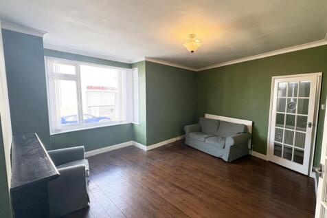 St. Georges Avenue 59 Living room 2.jpg