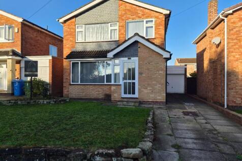 3-bed detached on Strathmore Drive, Carlton-in-Lindrick, Worksop, £1,150/mo