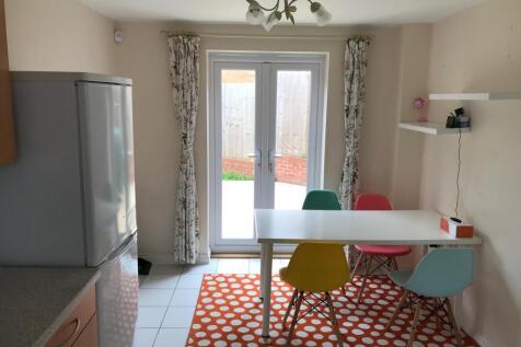 3 bed semi-detached house to rent Salix Close, Co