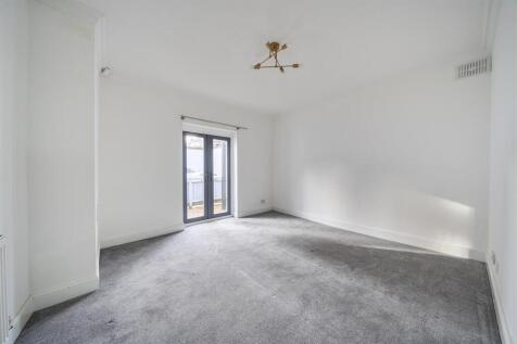 bedroom and doors to garden .jpg