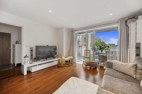 2-bed flat on Rutherford House, Battersea Park Road, SW11, £2,650/mo