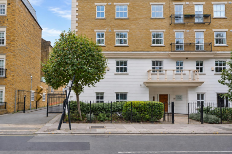 St Pauls Court Façade in London.png