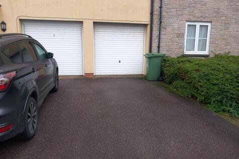 18 Donn Gdns garage.jpg