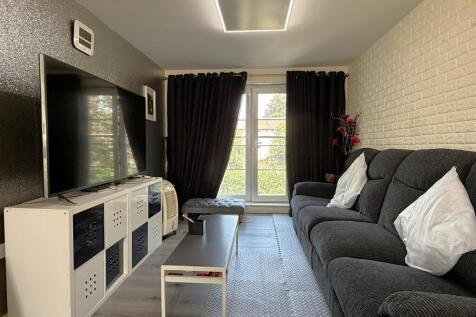 OPEN PLAN LIVING ROOM / KITCHEN