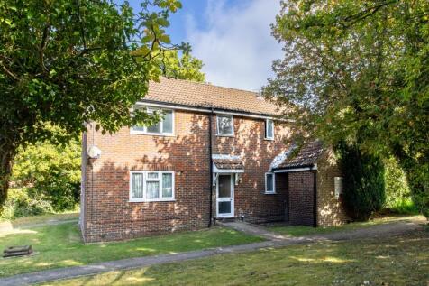 Studio flat on Salisbury Close, Alton, Hampshire, GU34, £775/mo