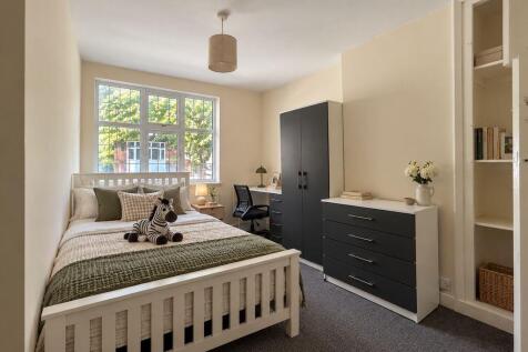 4-bed house on Rolleston Drive, Nottingham, £2,583/mo