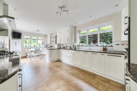 Kitchen/Breakfast Room: