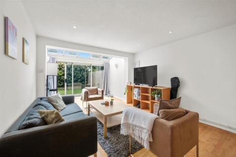 15 Holm Oak Close-10.jpg