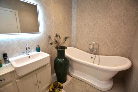 Family Bathroom .JPG