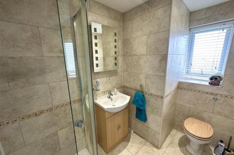 EN-SUITE SHOWER ROOM