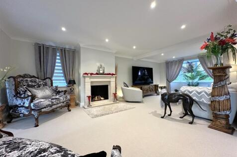 Generous OPEN-PLAN Living Space 480