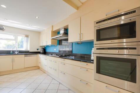 L-Shaped Dining Kitchen