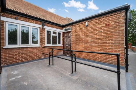 Staines, Middlesex, TW18 photo 4