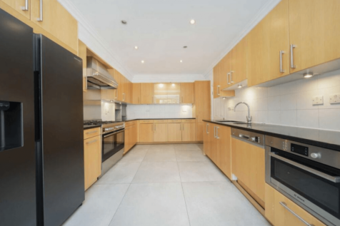 Detached house to rent The Marlowes, St Johns Woo