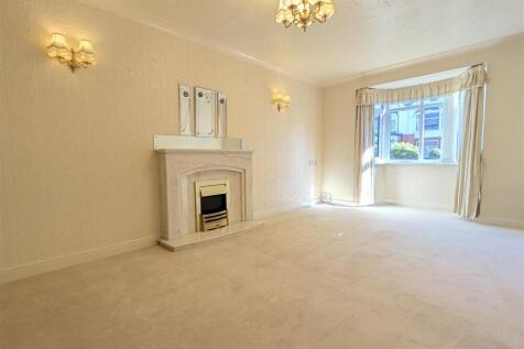 LOUNGE WITH DINING AREA