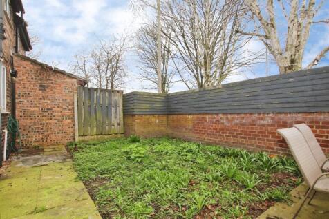 ENCLOSED REAR GARDEN