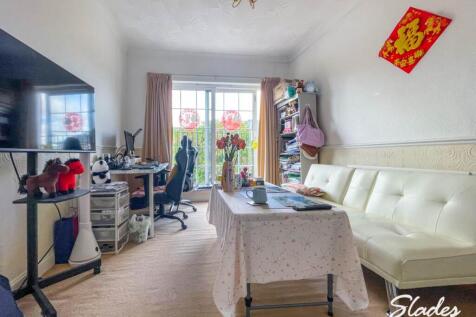 8 Holdenhurst lounge