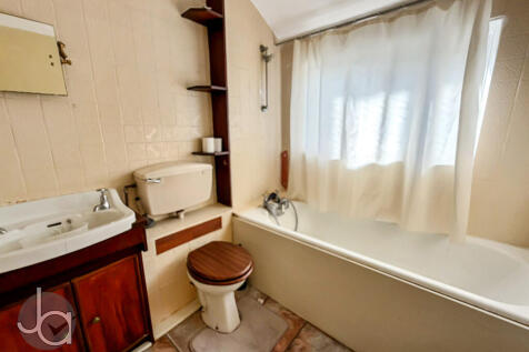 PHOTO Bathroom (1...