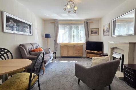LOUNGE WITH DINING AREA
