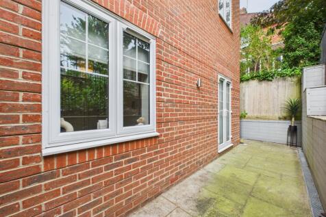 CAM02119G0-PR0432-STILL005