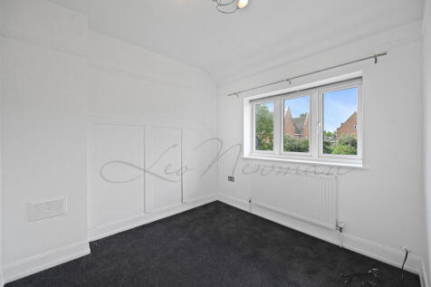 Queens Walk, Ashford, TW15 photo 4