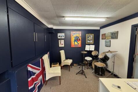 Retail Property (high street) to rent Image 5