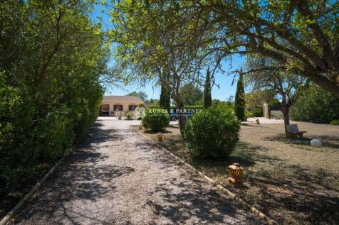 Zufahrt mit Parkplatz