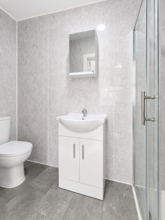 Room 6 - Bathroom