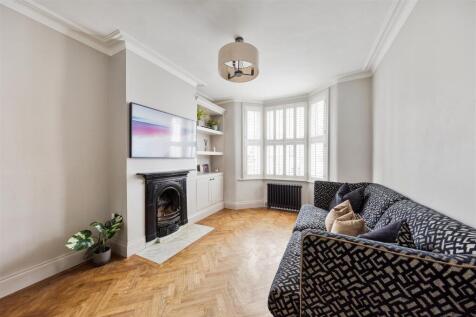 Selwyn Avenue, E4