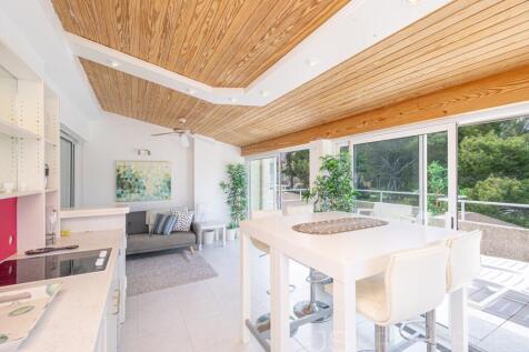 Penthouse in Gotmar with 3 Bedrooms and Sea View