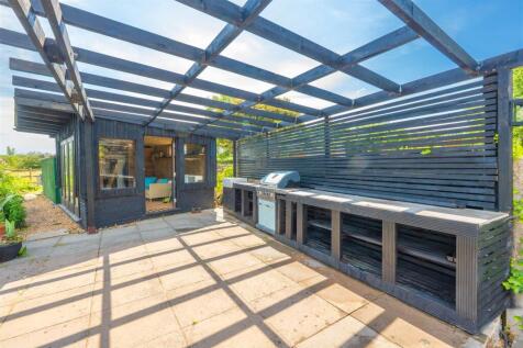 Outdoor Kitchen &amp; Summerhouse