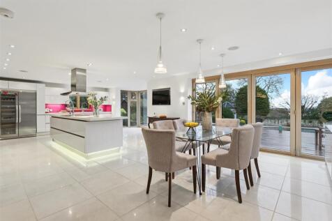 Kitchen dining 1.jpg