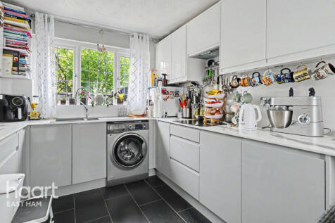 London, E6 - property photo