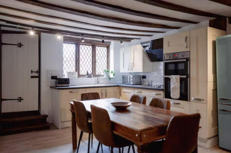 IMPRESSIVE 6 BEDROOM HOME WITH CHARACTER ¿ MILT