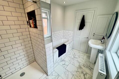 bathroom 2.jpg