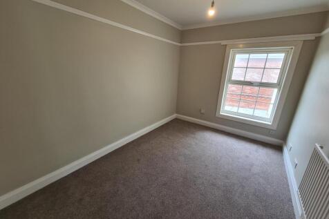 *ROOM TO RENT* Sandown Road photo 4