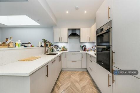 Barrett Road, London, E17 photo 5